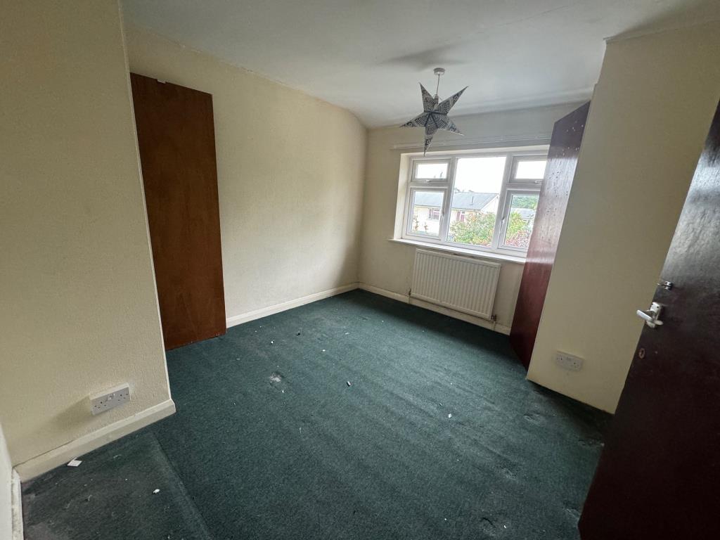 Lot: 50 - FIVE-BEDROOM SEMI-DETACHED HOUSE FOR IMPROVEMENT - Bedroom 1